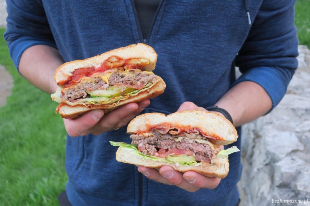 Niewyraźne mięso w słodkiej bułce – Corner Burger – KRAKÓW, ul.&nbsp;Dajwór