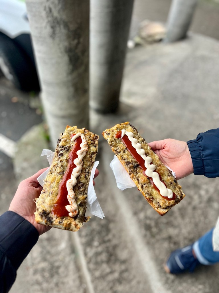 Bułka z pieca z pieczarkami i serem jak z lat 90-tych – Zapiekanki Bieńczyckie – KRAKÓW, Bieńczycki Plac&nbsp;Targowy